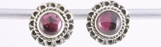 Fijne bewerkte zilveren oorstekers met granaat afbeelding 1