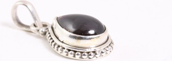 Bewerkte druppelvormige zilveren hanger met granaat aan ketting afbeelding 2