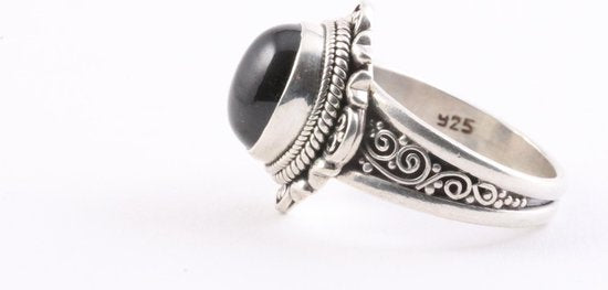 Bewerkte zilveren ring met onyx afbeelding 2