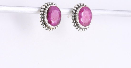 Bewerkte zilveren oorstekers met robijn afbeelding 2