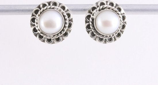 Fijne bewerkte zilveren oorstekers met witte zoetwater parel afbeelding 1