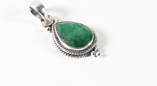 Bewerkte zilveren hanger met smaragd aan ketting afbeelding 2