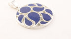 Ronde opengewerkte zilveren hanger met lapis lazuli aan ketting afbeelding 2