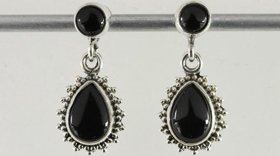 Bewerkte zilveren oorstekers met onyx afbeelding 4