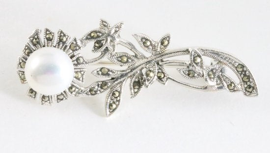 Zilveren bloem broche met marcasiet en witte parel afbeelding 1