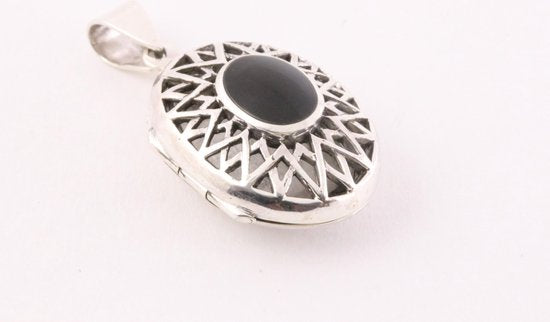 Ovaal opengewerkt zilveren medaillon met onyx afbeelding 2