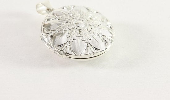 Rond zilveren medaillon met bloemgravering afbeelding 2