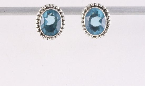 Bewerkte zilveren oorstekers met blauwe topaas afbeelding 4