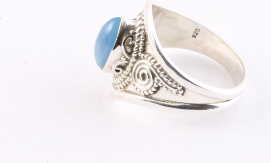Bewerkte zilveren ring met blauwe chalcedoon afbeelding 2