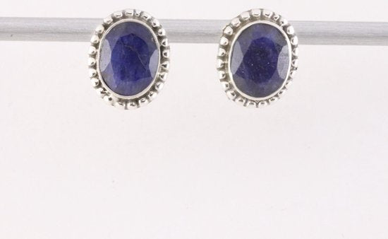 Bewerkte zilveren oorstekers met blauwe saffier afbeelding 4
