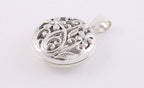 Rond opengewerkt zilveren medaillon met bloemengravering afbeelding 2