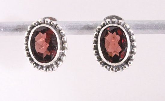 Bewerkte zilveren oorstekers met granaat afbeelding 1