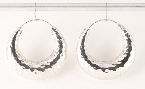 Gehamerde zilveren oorringen afbeelding 1