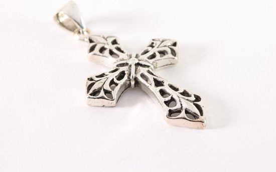 Opengewerkte zilveren kruishanger afbeelding 2