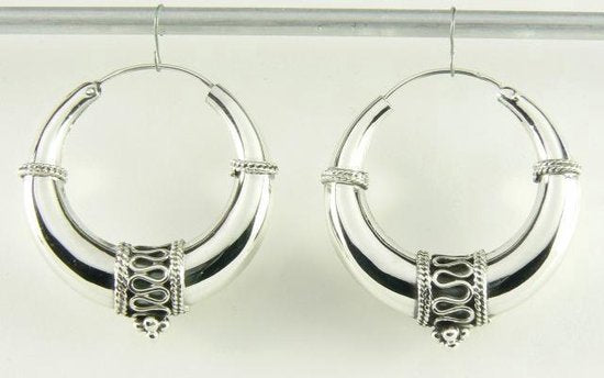 Bewerkte zilveren Bali oorringen afbeelding 1