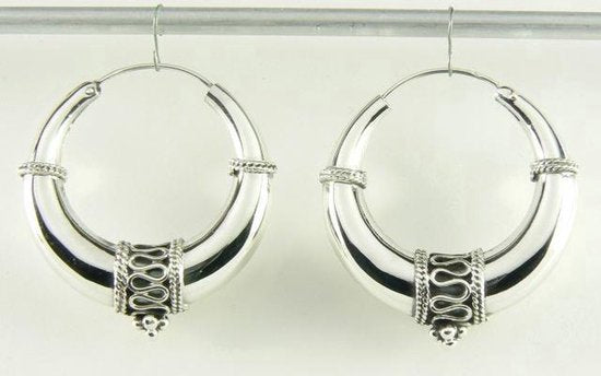 Bewerkte zilveren Bali oorringen afbeelding 1