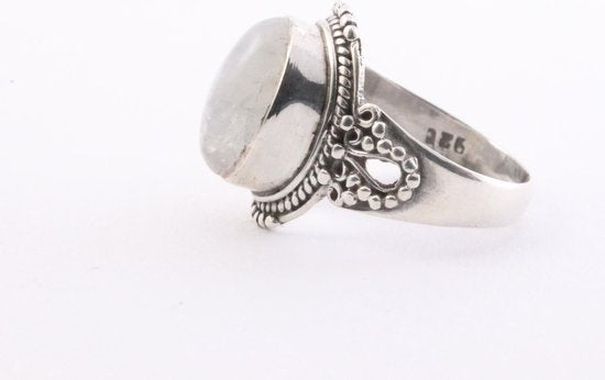 Bewerkte zilveren ring met regenboog maansteen afbeelding 3