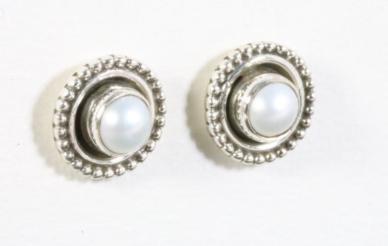 Fijne bewerkte ronde zilveren oorstekers met parel afbeelding 1