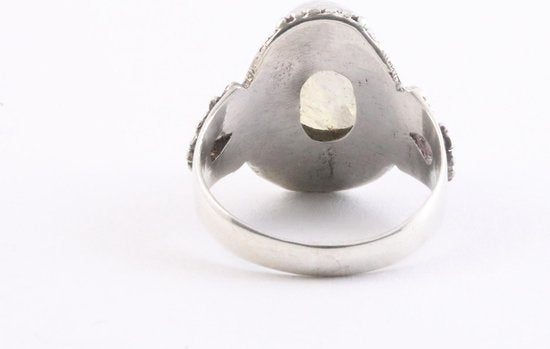Bewerkte zilveren ring met regenboog maansteen afbeelding 2