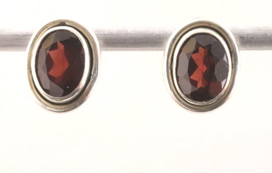 Fijne ovale zilveren oorstekers met granaat afbeelding 1