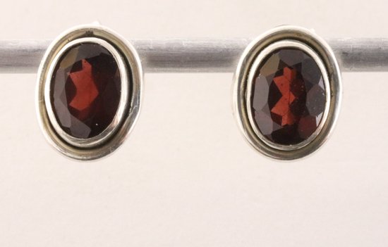 Fijne ovale zilveren oorstekers met granaat afbeelding 4