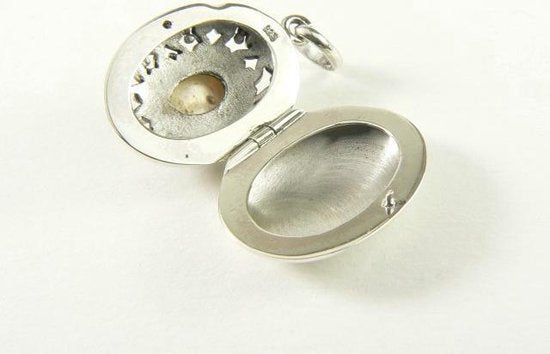 Opengewerkt zilveren medaillon met parelmoer afbeelding 5