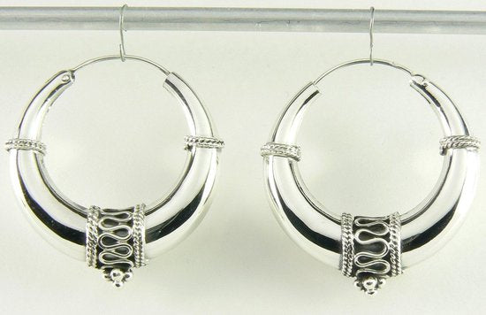 Bewerkte zilveren Bali oorringen afbeelding 1