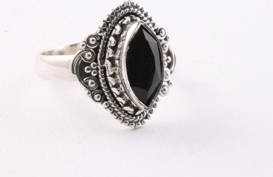 Bewerkte zilveren ring met gefacetteerde onyx afbeelding 1