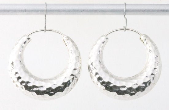 Fijne gehamerde zilveren oorringen afbeelding 1