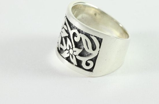 Zilveren ring met bloemengravering afbeelding 2