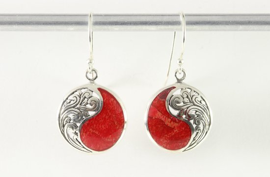 Ronde opengewerkte zilveren oorbellen met rode koraal steen afbeelding 4