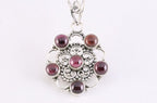 Opengewerkte zilveren hanger met granaat afbeelding 4