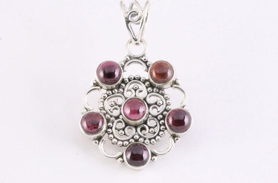 Opengewerkte zilveren hanger met granaat afbeelding 4