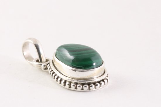 Bewerkte druppelvormige zilveren hanger met malachiet aan ketting afbeelding 5