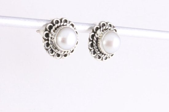 Fijne bewerkte zilveren oorstekers met witte zoetwater parel afbeelding 2