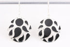 Ronde opengewerkte zilveren oorbellen met onyx afbeelding 4