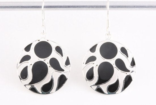 Ronde opengewerkte zilveren oorbellen met onyx afbeelding 4