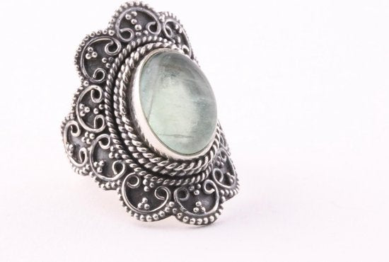 Bewerkte zilveren ring met groene apatiet afbeelding 1