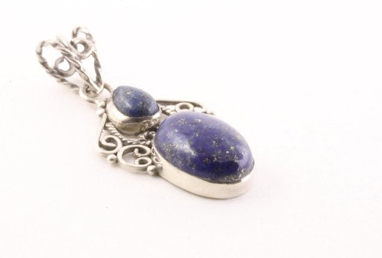 Opengewerkte zilveren hanger met lapis lazuli aan ketting afbeelding 2