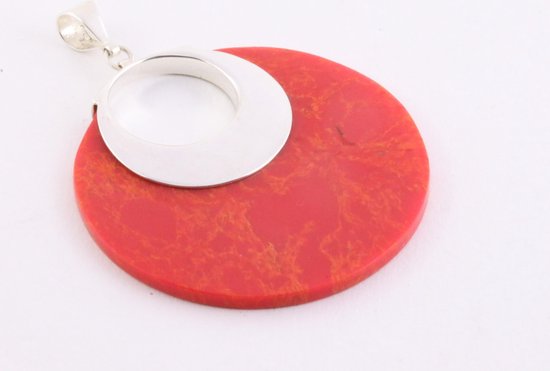 Grote ronde zilveren hanger met rode koraal steen aan ketting afbeelding 2