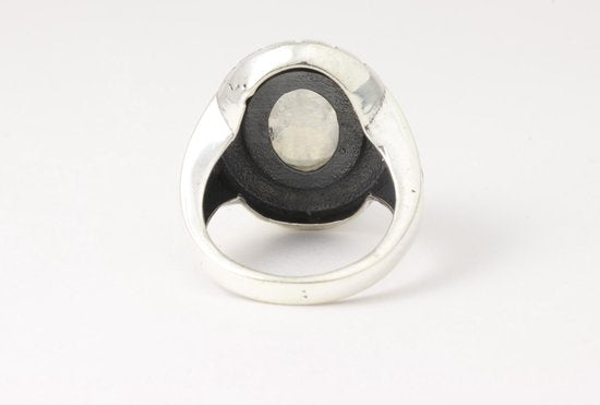 Bewerkte zilveren ring met regenboog maansteen afbeelding 4