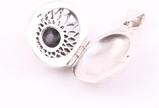 Ovaal opengewerkt zilveren medaillon met onyx afbeelding 5