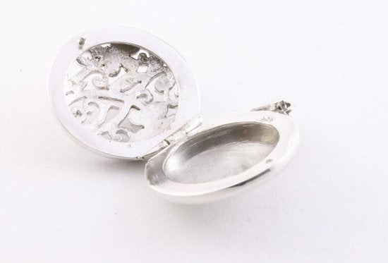 Rond opengewerkt zilveren medaillon met bloemengravering afbeelding 5