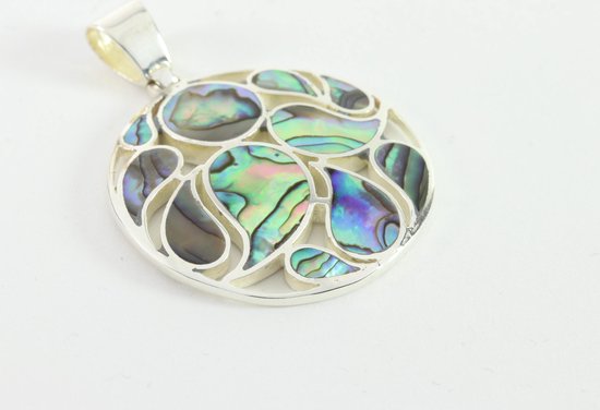 Ronde opengewerkte zilveren hanger met abalone schelp aan ketting afbeelding 2