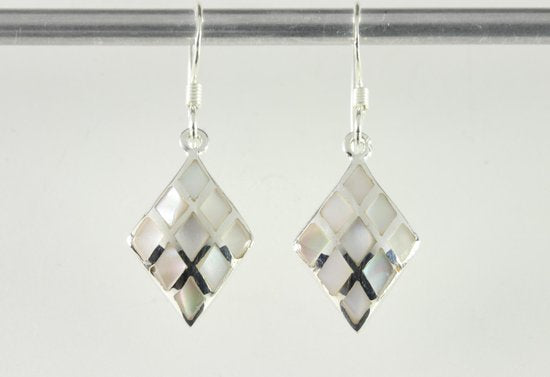 Ruitvormige zilveren oorbellen met parelmoer afbeelding 4