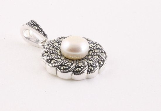 Ronde zilveren hanger met marcasiet en zoetwater parel aan ketting afbeelding 2