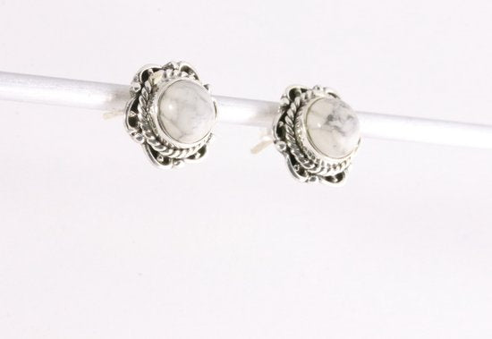 Bewerkte zilveren oorstekers met howliet afbeelding 3