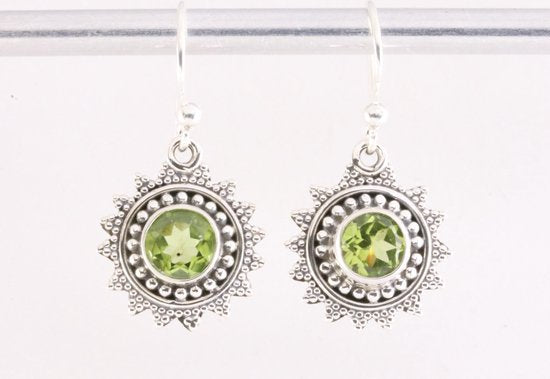 Bewerkte zilveren oorbellen met peridoot afbeelding 4