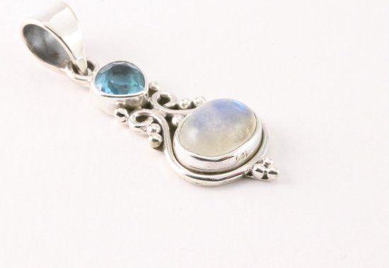 Bewerkte zilveren hanger met regenboog maansteen en blauwe topaas afbeelding 2