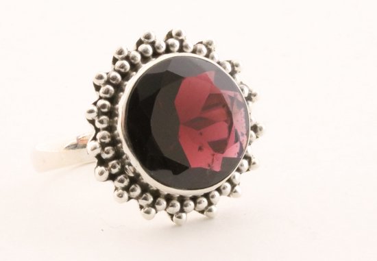 Ronde bewerkte zilveren ring met granaat afbeelding 1